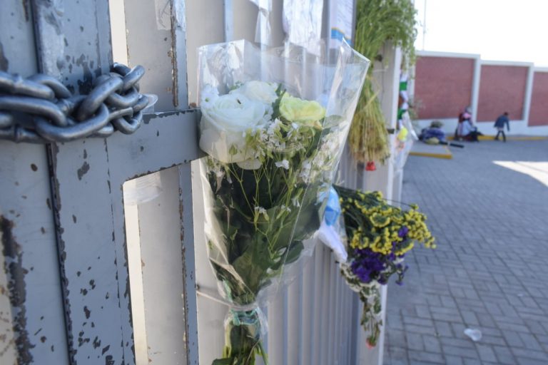 Ciudadanos colocan flores en las afueras de los cementerios por el Día de Todos los Santos