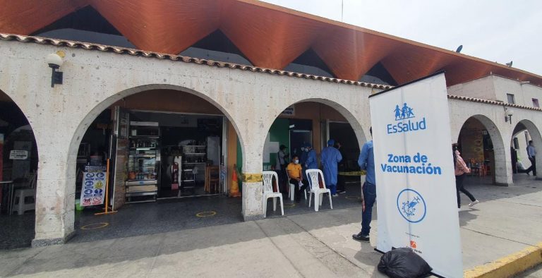 Brigada de vacunación acude al Terminal Terrestre para inmunizar a la población