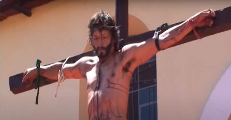 Sujeto que interpretó a Cristo en viacrucis es acusado de agredir sexualmente a cinco menores