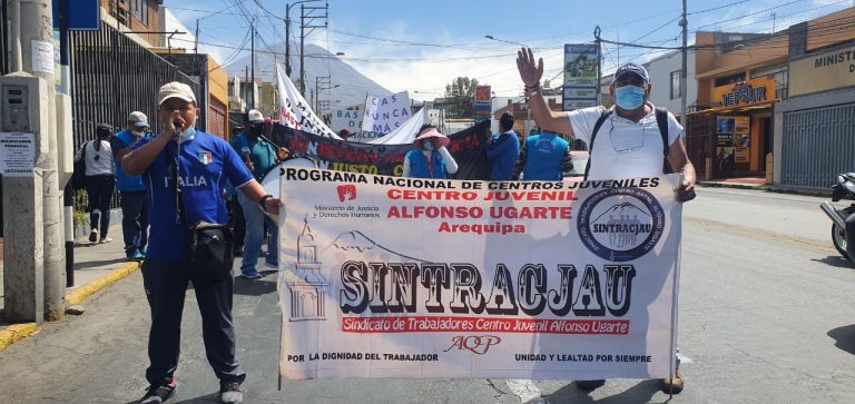 Trabajadores del Centro Juvenil Alfonso Ugarte iniciaron huelga indefinida
