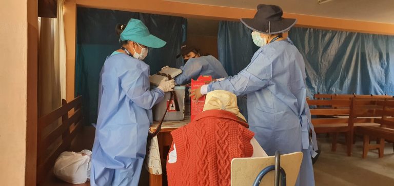 Paucarpata: Brigadas de enfermeras recorren el sector de Ciudad Blanca para vacunar casa por casa
