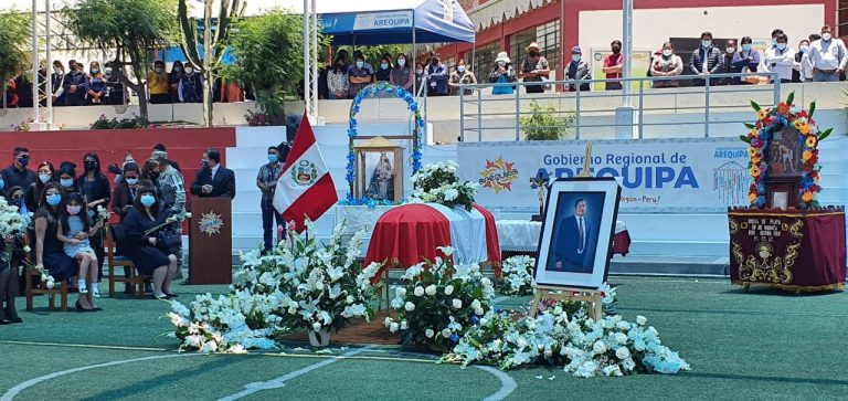 Rinden homenaje póstumo a Walter Gutiérrez en la sede del Gobierno Regional