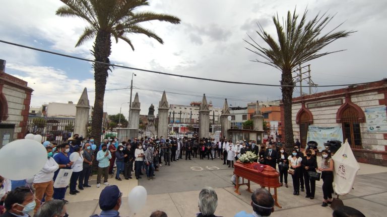 Rindieron homenaje póstumo a Dr. Sosa, médico que organizó polladas para comprar nuevos equipos en el Hospital Goyeneche