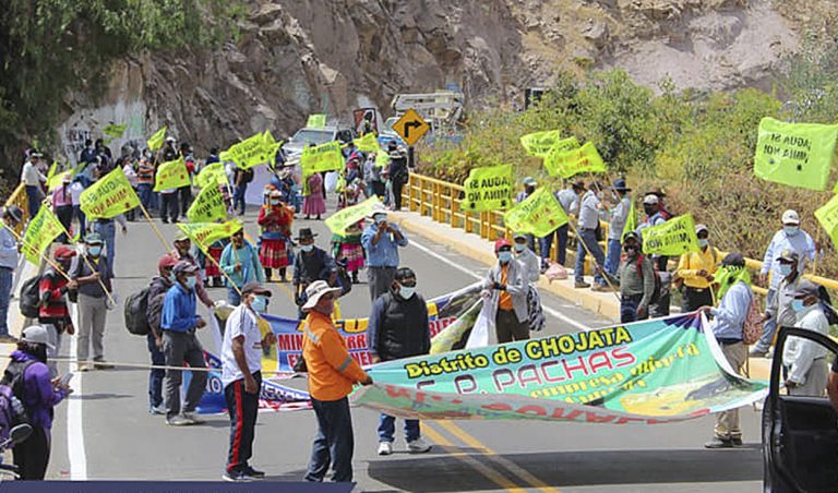 Pobladores inician huelga indefinida para exigir el cierre del yacimiento de minera Aruntani