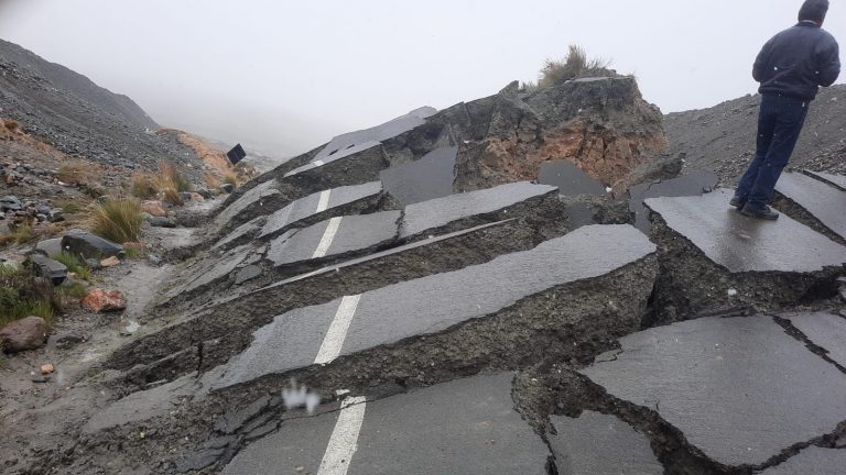 Tramo de la carretera Ananea-La Rinconada terminó destruida por colapso de pozas de relaves mineros