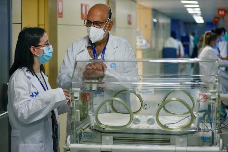 España: Nació prematura y 24 años después trabaja con el médico que le salvó la vida