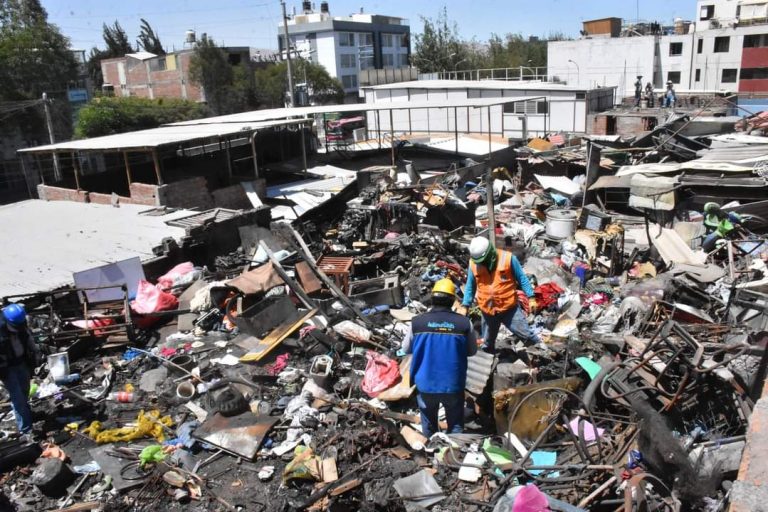 Retiran más de 40 toneladas de residuos acumulados en casa de Bustamante y Rivero