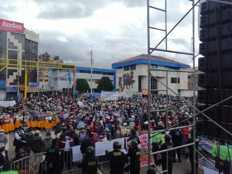 Decenas de ciudadanos recibieron al presidente Pedro Castillo en la plaza de Juliaca