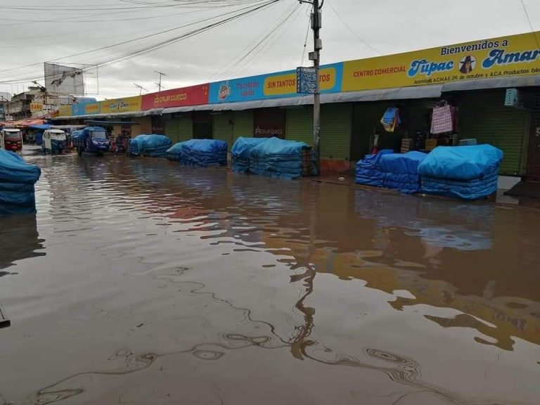 Calles aledañas al mercado San José y Túpac Amaru se inundaron por fuertes lluvias