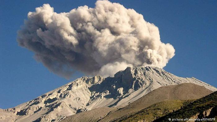 Autoridades participan en actividades de difusión sobre el riesgo del volcán Ubinas
