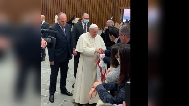 Gianluca Lapadula le entregó la camiseta de la Selección Peruana al Papa Francisco