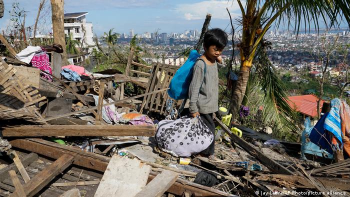 Filipinas: Al menos 375 personas murieron tras el paso del tifón Rai