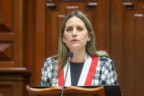 Hoy el Congreso debate moción de censura contra María del Carmen Alva