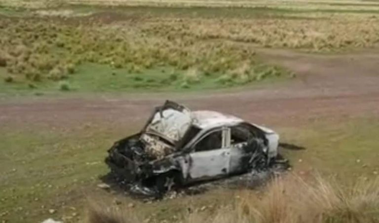 Pobladores queman el vehículo de unos presuntos delincuentes en Juliaca