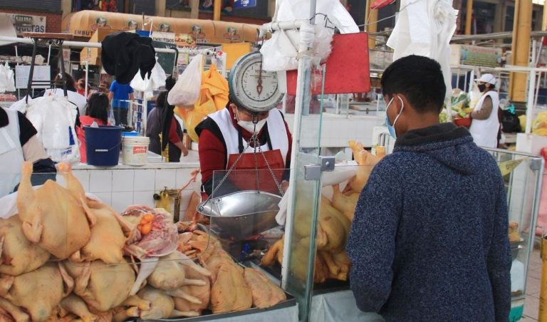 Kilo de pollo muestra un ligero descenso en mercado San Camilo de Arequipa