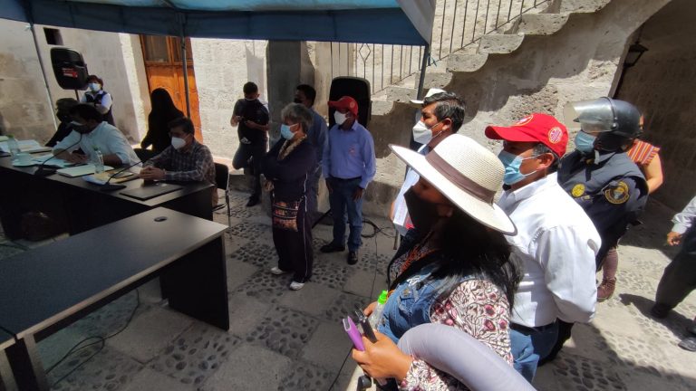 Grupo de dirigentes irrumpe la sesión del Consejo Regional de Arequipa