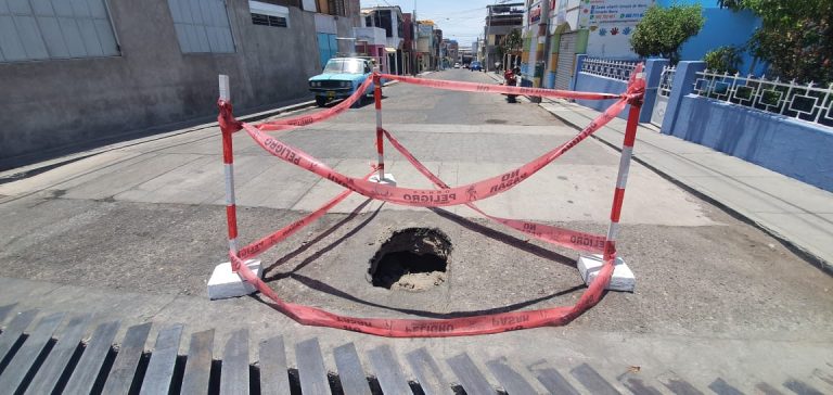 Vecinos de Manuel Prado denuncian que malos trabajos de Sedapar dejaron agujeros en las calles