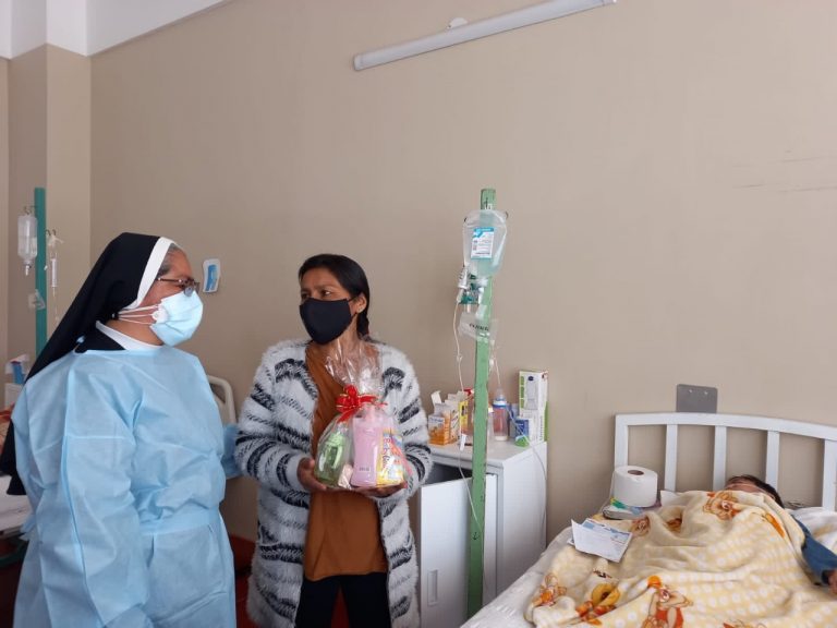 Hermanas de la Congregación Canonesas de la Cruz visitaron a los pacientes del Hospital Honorio Delgado
