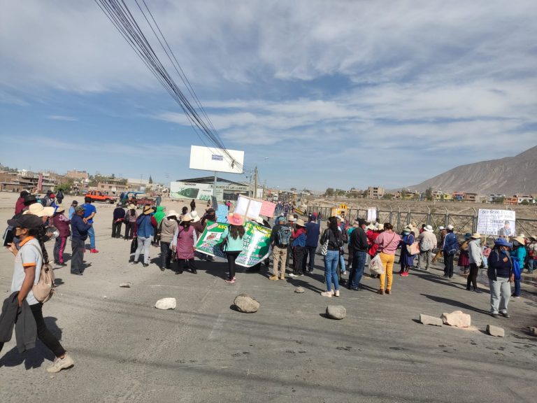 Ahorristas de Credicoop radicalizan sus medidas y bloquean el puente Añashuayco
