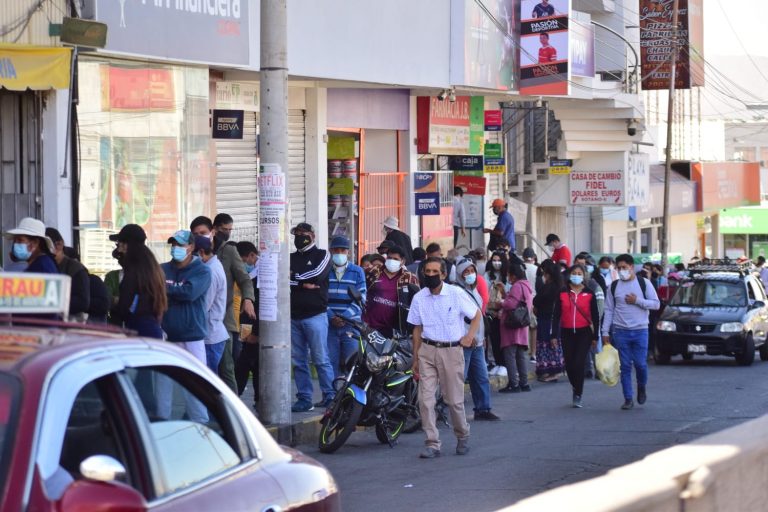 Arequipeños hacen largas colas en el Banco de la Nación para cobrar Bono ‘Yanapay’