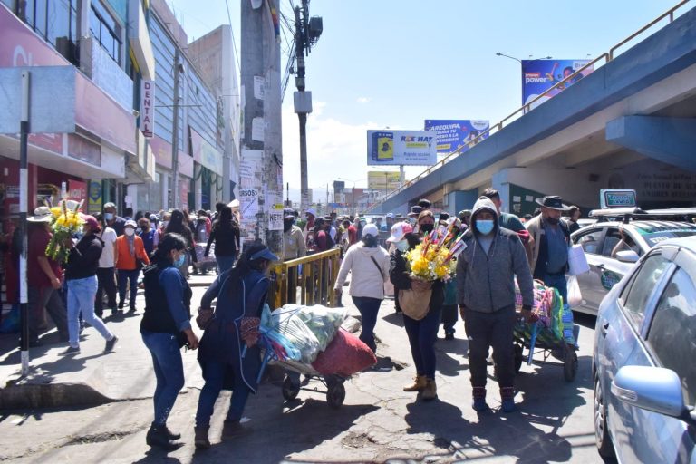 Ciudadanos abarrotan la plataforma comercial Andrés Avelino Cáceres