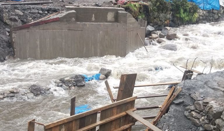 Senamhi emite alerta roja tras incremento de caudal del río Limbani