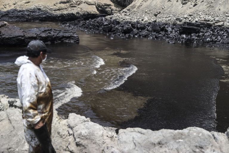 OEFA: derrame de petróleo afecta a 17 playas desde Ventanilla hasta Chancay