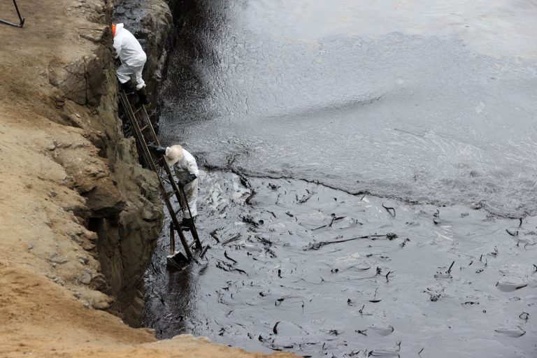 Derrame de petróleo: declaran en emergencia ambiental zona marina costera