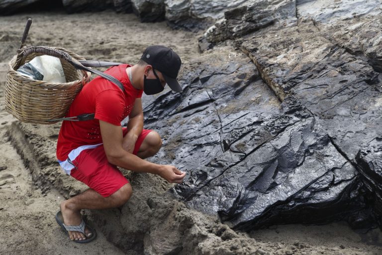 Derrame de petróleo causado por Repsol ha perjudicado el turismo y el comercio en Huaral