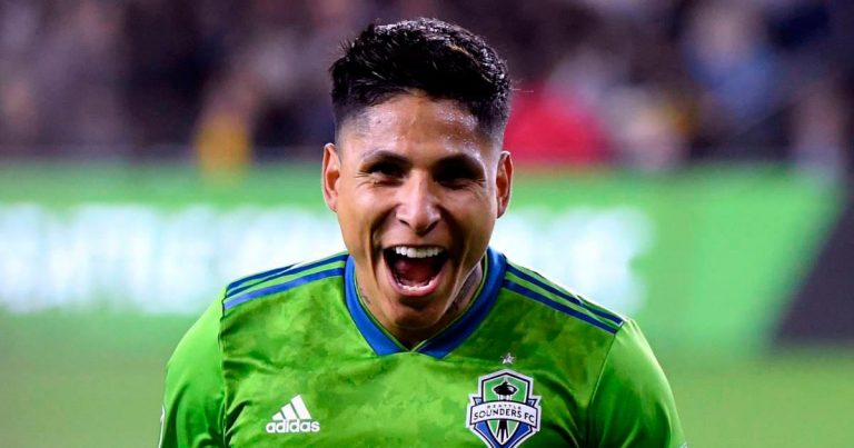 Raúl Ruidiaz renovó con Seattle Sounders por tres temporadas