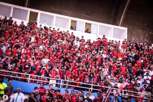 Hinchada 'Rojinegra' en el Estadio de la UNSA.