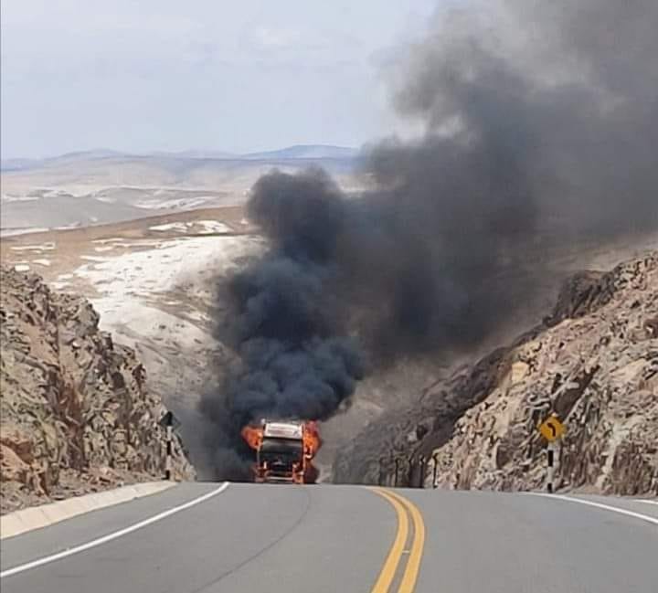 Camión de carga pesada se incendia en la carretera Costanera