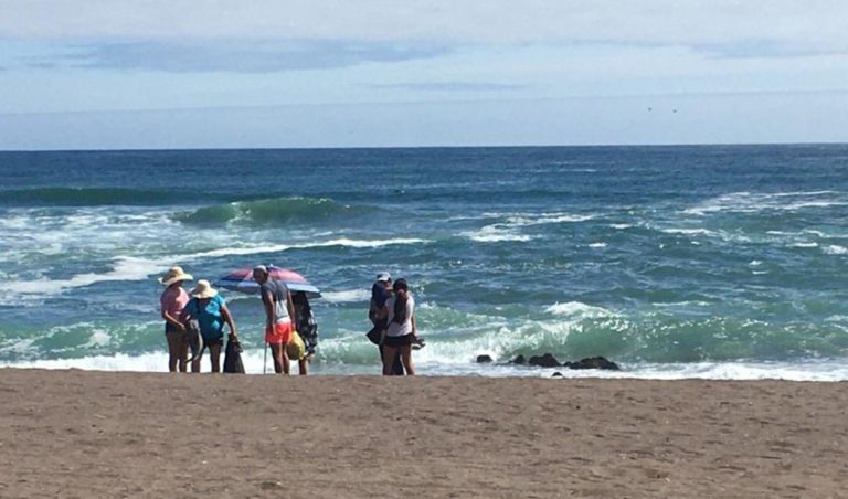 Dos hombres se salvaron de morir ahogados en una playa de Boca del Río