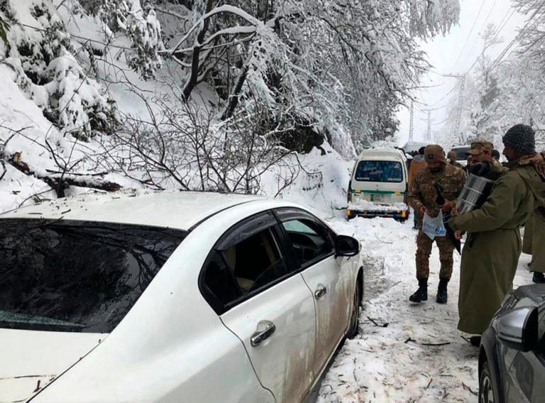 Pakistán: Al menos 21 turistas atrapados en tormenta de nieve murieron congelados