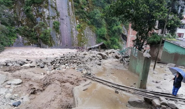 Envían maquinaria pesada y ayuda humanitaria a Machu Picchu tras desborde del río Alccamayo