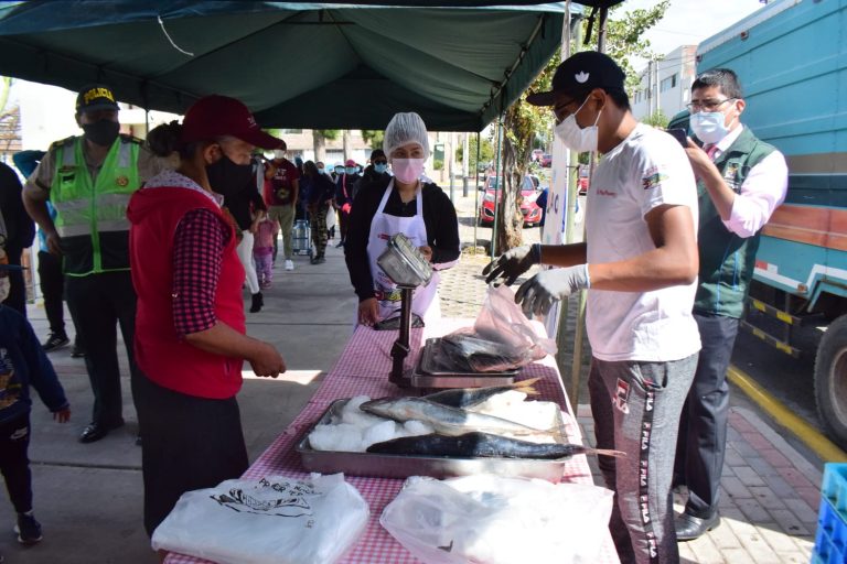 Socabaya: Decenas de ciudadanos acuden a la feria A Comer Pescado