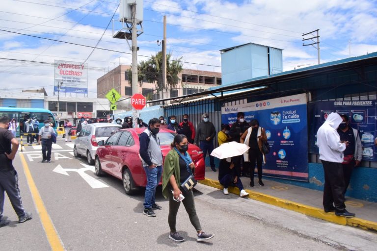 Personas esperan más de cinco horas por su prueba de descarte COVID-19 en Socabaya
