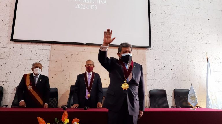 Alfredo Álvarez juramenta como nuevo decano del colegio de abogados de Arequipa