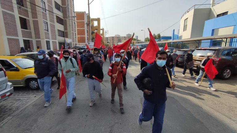 Sindicato de Construcción Civil protesta en contra de Sedapar por paralización de obras