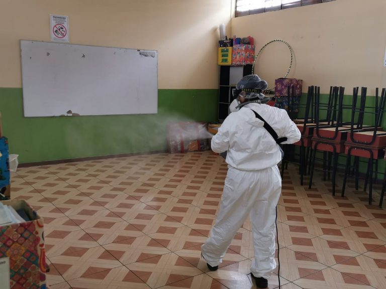 Comenzó la desinfección de colegios para la vacunación de niños en Arequipa