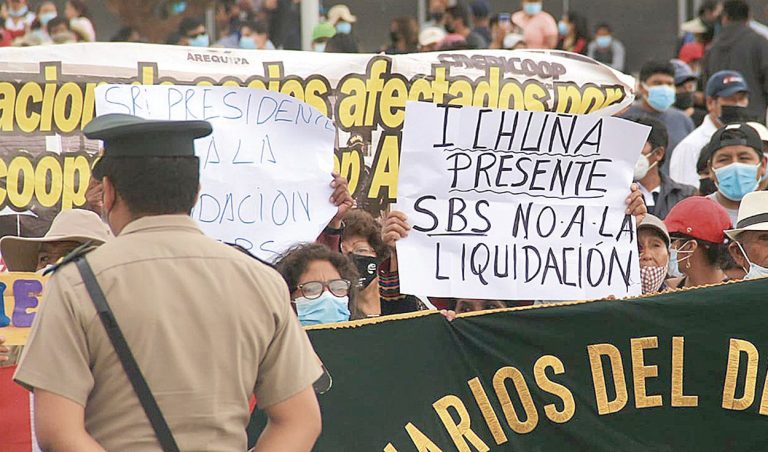 Ahorristas de Credicoop protestan en visita de Pedro Castillo a Moquegua