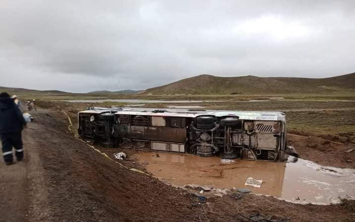 Un muerto y varios heridos dejó la volcadura de un bus en la vía Espinar-Arequipa