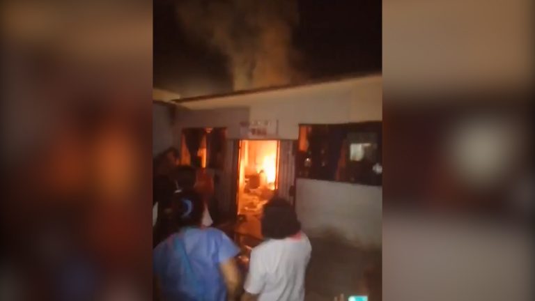 Vídeo: Celebraciones por Año Nuevo provocaron incendio en el área COVID del hospital de Camaná