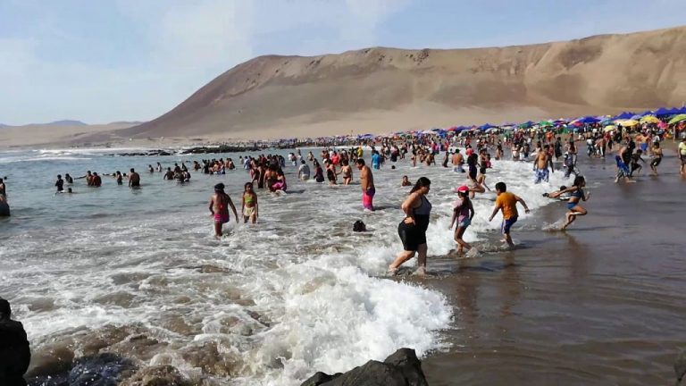 Salvan a siete personas de morir ahogados en la playa Tres Cruces