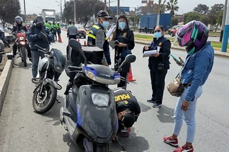Sentencian a extranjera por conducir motocicleta con licencia falsa
