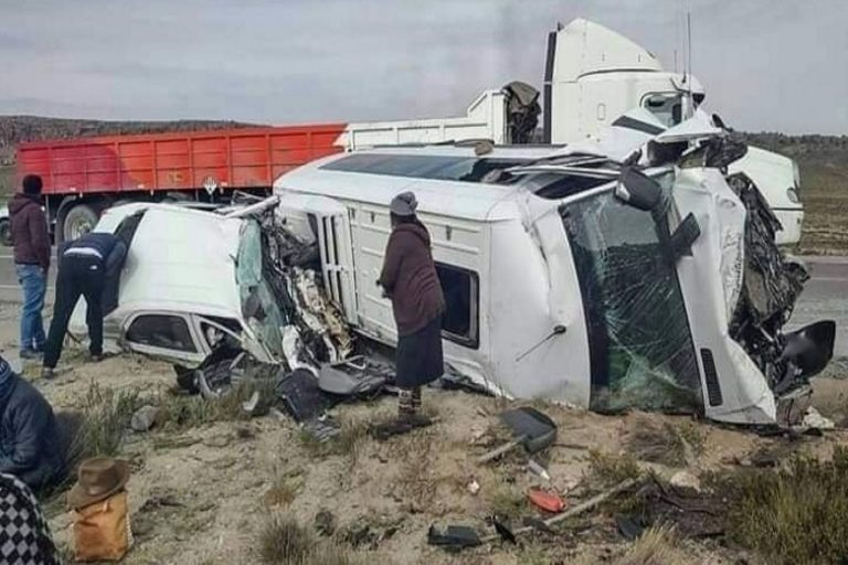 Choque entre minivan y auto en vía Arequipa-Puno deja 5 muertos y varios heridos