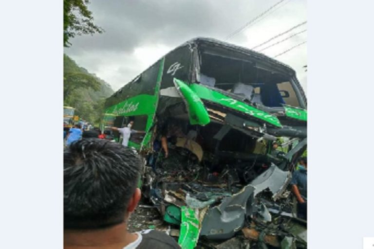 Junín: un muerto y más de 20 heridos deja choque entre ómnibus y un camión