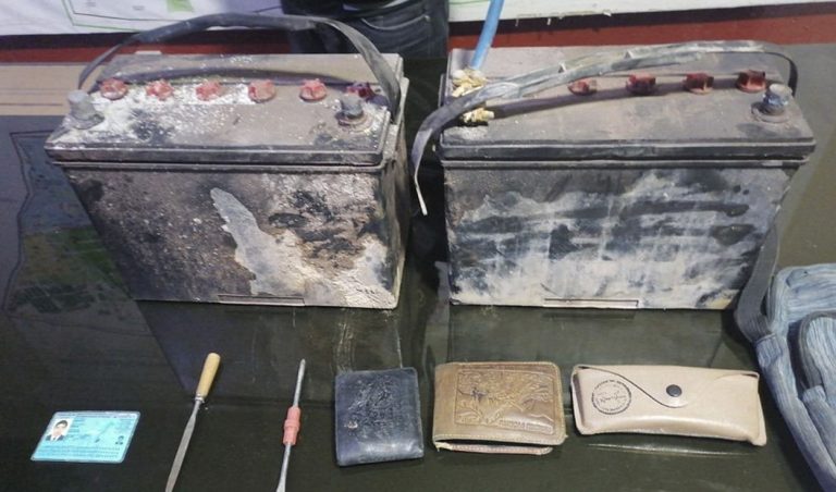 Detienen a sujetos acusados de robar baterías de autos