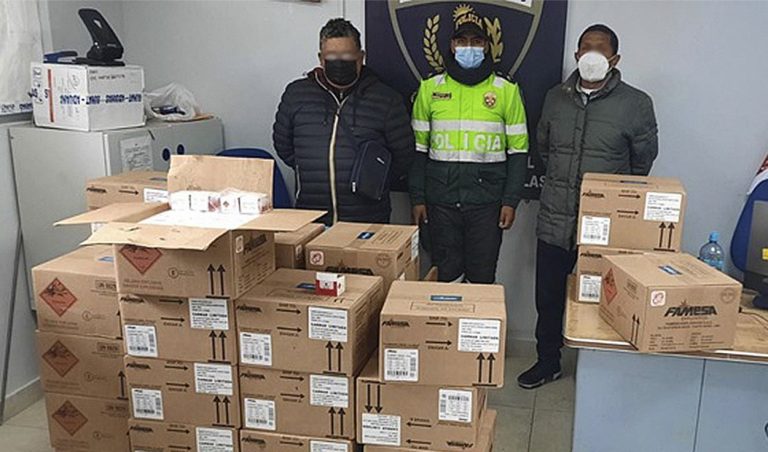 Detienen a policías que transportaban 27 cajas de explosivos a Arequipa