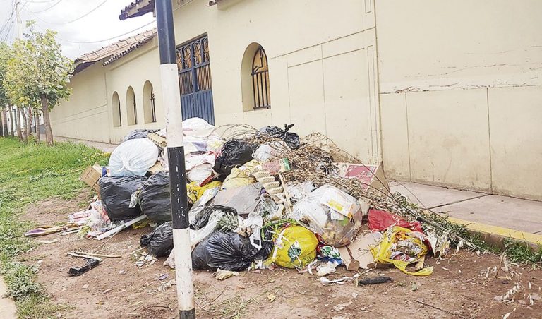Calles de Cusco se inundan de basura y no hay solución alguna